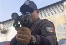 VIDEO / Para evitar multa, jóvenes se hicieron pasar por «malandros»; policías los encañonaron