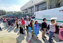 Mejor que Dinamarca: hacen fila durante horas en el Imss y les dan cita ¡hasta mayo!