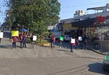 Personal de limpieza cierra vialidad frente al CECAN en Xalapa por adeudos salariales y violaciones laborales