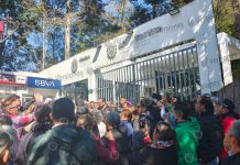 Se vio obligado titular de Sefiplan a acudir a plantón en SESVER para calmar furia de trabajadores; anunció que ya están saliendo los pagos