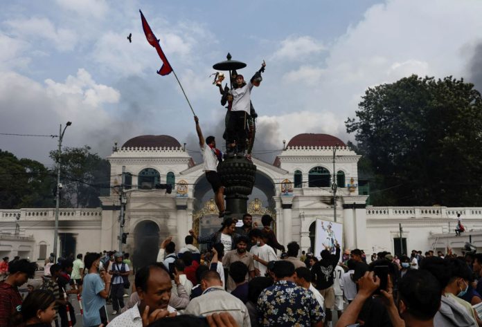 nepal-protestas-exesposa-presidente-quemada-muere-090925-1-1