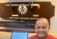 «Bola 8» sube foto a Facebook con espada desenvainada