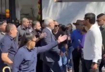 VIDEO / «¡Fuera, asesino!»: corren a gobernador de Michoacán de funeral de Manzo