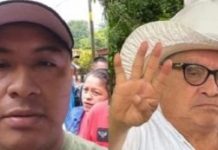 Corren al alcalde de Hueyapan; inaugura banqueta en medio de calle llena de baches