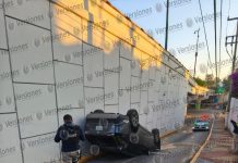 Abandonan camioneta volcada en Xalapa