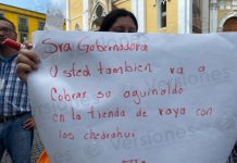 VIDEO/Trabajadores de Salud bloquean Enríquez; no les han dado respuesta a su petición de bono en efectivo y no en vales de despensa