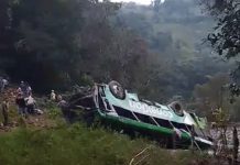 VIDEO / Autobús vuelca en Zontecomatlán, en el norte de Veracruz; 10 muertos