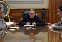 Claudia Sheinbaum habla por teléfono este viernes con el papa León XIV y lo invita a México