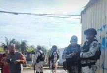 Tras atropellar y matar a peatón, se atrinchera y se agarra a balazos con la policía, en Coatza