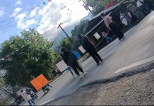 Bloquean la carretera federal Tehuacán–Ciudad Mendoza; protestan por la detención de dos personas durante operativo policiaco