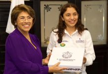 A entrega de premio en Londres, Valeria Palacios llevará bandera de Veracruz que le entregó la alcaldesa Rosa María Hernández Espejo