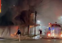 VIDEO / Incendian dos establecimientos comerciales en Acayucan la madrugada de este miércoles; se presume que fue por «cobro de piso»