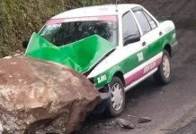 Taxi choca contra enorme roca que cayó sobre carretera Misantla-Xalapa