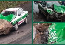 Taxi choca contra enorme roca que cayó sobre carretera Misantla-Xalapa