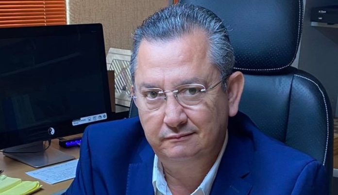 Ramon-Santos-Navarro-en-su-oficina-Facebook_edit_39278321835743