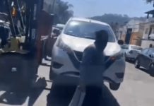 VIDEO / Montacargas vuelve a quitar auto mal estacionado en Xalapa