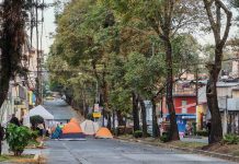 Por segundo día consecutivo, continúa bloqueo en Avenida Américas por parte de colectivos que exigen la salida de Namiko