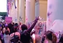 Durante el 8M en Xalapa, mujeres pintarrajearon el Palacio de Gobierno