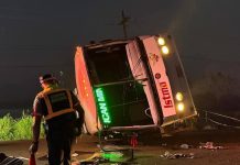 Vuelca autobús en Alvarado; fallece mujer y su hija de un año de edad